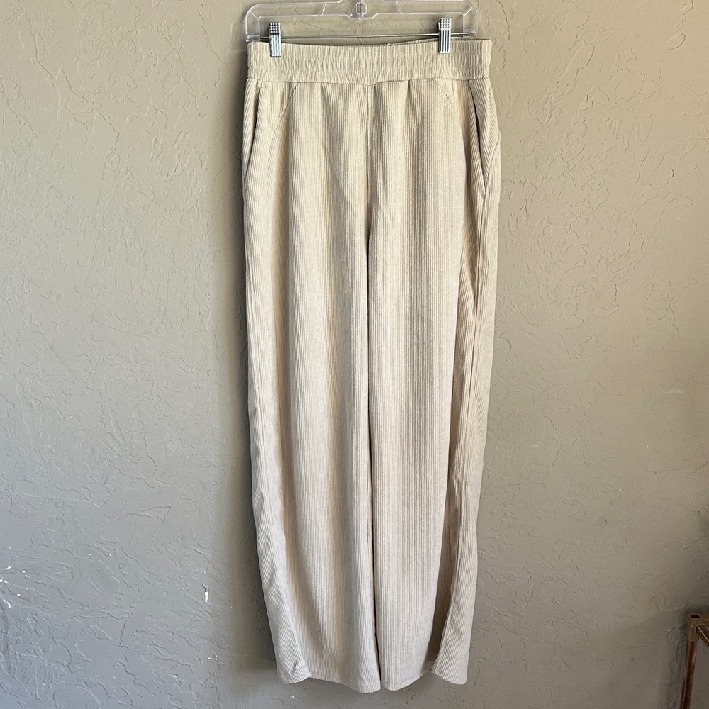 Halara cream, corduroy texture, wide leg pull on pant size medium stretchy‎